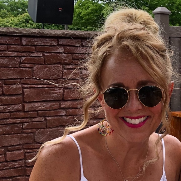 Meet your Posher, Lisa - Picture 1 of 4